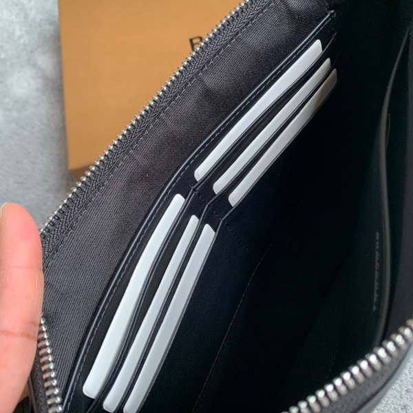 バーバリー財布着用イメージ